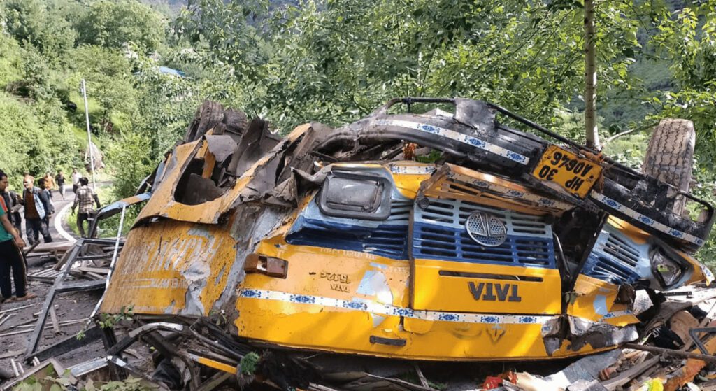 Inde: Au moins 25 morts dans la chute d’un bus au fond d’une gorge Inde accident min e1664965736371