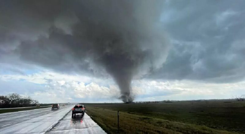 Des tornades frappent le centre des États-Unis vis 0427202410410592
