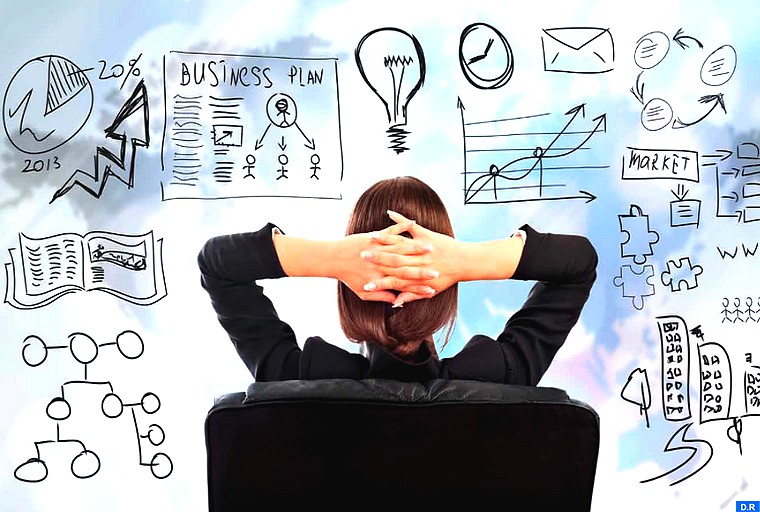 Prouver que le monde des affaires n’est pas l’apanage des hommes est le défi relevé par succès par des femmes qui ont réussi à franchir le pas et créer leurs propres entreprises. Toutefois, le taux de l’entrepreneuriat féminin au Maroc demeure encore faible, s’inscrivant même en baisse pour passer de 12% en 2015 à 10% en 2018, malgré la mise en place de plusieurs mesures et programmes ciblés pour encourager les femmes entrepreneures. Pourtant, le potentiel est énorme. A en croire les chiffres de Deloitte, l’appétence de la femme marocaine à créer sa propre entreprise est d’environ 34%, contre 17% en France par exemple. De plus, la dernière étude mondiale du Global Entrepreneurship Monitor (GEM – 2020) fait état d’une amélioration de l’écosystème entrepreneurial global au Maroc avec l’ensemble des indicateurs en progression. Contactée par la MAP, la présidente de l’Association des femmes cheffes d’entreprises au Maroc (AFEM), Leila Doukali, a indiqué que cette situation de l’entrepreneuriat féminin interpelle à se demander qu’il y a une véritable inadéquation entre le besoin réel de la femme entrepreneure et les mesures mises en place. Selon elle, les freins sont généralement relatifs à l’accès au financement, au poids des responsabilités familiales et de la possibilité de concilier vie privée et professionnelle, outre le manque de formation aux techniques managériales, affirmant que la femme marocaine dispose d’un énorme potentiel et un avenir meilleur. L’accompagnement et le mentorat, pilier de l’entrepreneuriat féminin Pour contribuer à propulser les femmes entrepreneures marocaines au niveau escompté, une bonne connaissance de son environnement s’avère inéluctable, affirme, pour sa part, Hind Bouzekraoui, professeure universitaire à l’Ecole nationale de commerce et de gestion (ENCG) de Tanger, estimant que la réussite des entreprises dirigées par les femmes est tributaire de plusieurs facteurs qui se réunissent dans leur combinaison la plus optimale. D’après l’universitaire, parmi ces facteurs clés de succès, la participation de la femme entrepreneure à des réseaux et organismes d’accompagnement et de soutien. La valeur ajoutée du réseautage se distingue par sa capacité à accélérer le lancement et la croissance de l’entreprise en lui permettant de nouer des liens avec des pairs, de développer des opportunités d’affaires, de diligenter l’accès au financement et surtout de tisser des liens aiguillonnant le sens de solidarité et d’appartenance à une communauté et brisant la solitude de la dirigeante. « Certes les instances marocaines ont mis en place plusieurs programmes pour une meilleure valorisation de la femme entrepreneure, mais l’intérêt manifesté à leur égard demeure très faible », a fait remarqué Mme Bouzekraoui. En effet, selon une étude, réalisée par la professeure, seulement 21% des femmes déclarent avoir fait appel aux services de ces organismes, ce qui est très faible vu l’importance que jouent ces institutions dans la création et la pérennité des entreprises féminines au Maroc. « Un grand effort de communication et d’information s’impose pour toucher directement les femmes concernées et favoriser l’adhésion aux réseaux », a fait valoir Mme Bouzekraoui. Elle a, à cet égard, préconisé de songer aussi à généraliser les actions menées dans toutes les villes à travers la mise en place d’incubateurs et d’organiser des actions de lobbying auprès des pouvoirs publics. Et de noter qu’il serait intéressant de multiplier les partenariats avec des entités internationales pour favoriser l’échange de « Best Practices » et enfin penser à un « accompagnement personnalisé et adapté à chaque type d’entreprise plutôt qu’un accompagnement standard ». Par ailleurs, et sur le plan « mentalité », un travail colossal sur l’amélioration de l’opinion sociale et l’ouverture des mentalités marocaines s’impose. « Il faut intensifier la banalisation du concept de l’entrepreneuriat féminin tout en valorisant sa contribution au développement économique en mettant plus de projecteurs sur les réussites féminines marocaines. Il faut encourager toute action pouvant faire allusion aux égalités entre genres tout en mettant à contribution les autorités médiatiques à fort potentiel d’influence », souligne l’universitaire. « Gender bonds » : la BCP ouvre le bal Bien que les offres de financement et programmes d’aide à la création d’entreprise sont nombreuses, leur utilisation par la gent féminine reste faible. Ainsi, et dans l’objectif de soutenir l’autonomisation des femmes et l’égalité homme-femme en finançant des activités qui contribuent à ces objectifs, l’Autorité marocaine du Marché des capitaux (AMMC) a introduit les « Gender Bonds ». « Cette initiative contribuera sans doute à diligenter l’accès des femmes entrepreneures marocaines au financement à travers l’élargissement et la diversification de l’offre financière », a estimé Mme. Bouzekraoui. Le Gender Bond peut avoir n’importe quel type de structuration financière, tel que des obligations ordinaires, obligation de projet ou titrisation. A peine introduit, les acteurs financiers marocains ont montré leur intérêt pour ce nouveau dispositif. Ainsi, le groupe BCP a procédé à une émission obligataire subordonnée, labellisée « Gender Bond », dont les fonds levés seront mis à la disposition de sa filiale Attawfiq Micro-Finance et seront exclusivement destinés au financement des femmes entrepreneures et auto-entrepreneures.