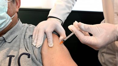 La France ouvre la vaccination aux enseignants et policiers de plus de 55 ans