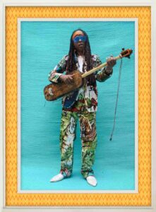 3 Hassan Hajjaj Hassan Hakmoun Tirage metallique lambda natte en plastique cadre en bois et verre 136x101cm 20111432 5 editions et 2 EA