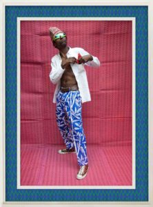 4 Hassan Hajjaj Keziah Jones Tirage metallique lambda natte en plastique cadre en bois et verre 136x101cm 20111432 5 editions et 2 EA