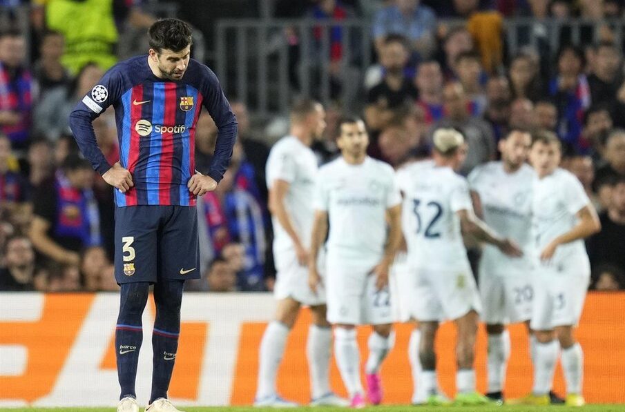 Les résultats dont a besoin le Barça pour se qualifier 1 gerard pique se lamenta mientras los jugadores del inter celebran en el barcelona inter de milan de la champions league 2022 23 efe siu wu e1665651346567