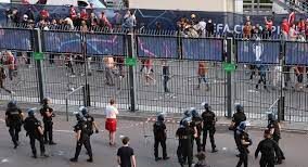 Stade de France : la police française accusée d'"agression criminelle" dans un rapport anglais 1 supporter anglais stade de france e1666087509245