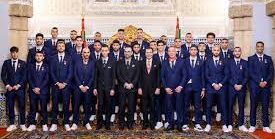 SM le roi avec les joueurs e1679912717893
