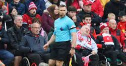 Premier League: Suspension d'un arbitre assistant après une altercation avec un joueur de Liverpool 1 Arbitre suspendu e1681147951474