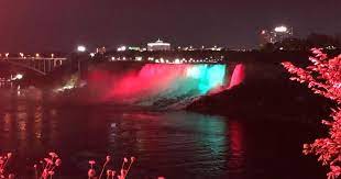 Canada les chutes du Niagara illumines aux couleurs du Maroc a loccasion de la fete du trone