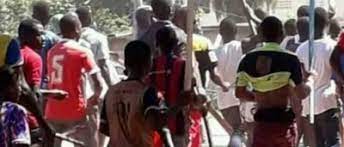 La Côte d'Ivoire décrète un couvre-feu dans une ville après des manifestations liées au décès d'un conducteur de moto-taxi causé par un policier 1 La Cote dIvoire decrete un couvre feu