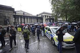 Un homme blesse a larme blanche devant le British Museum de Londres