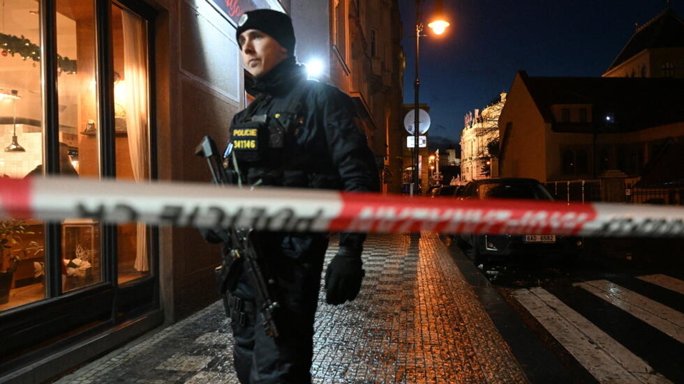 Fusillade de Prague: les autorités tchèques révisent le nombre de victimes à 13 morts 1 000 348M7JL