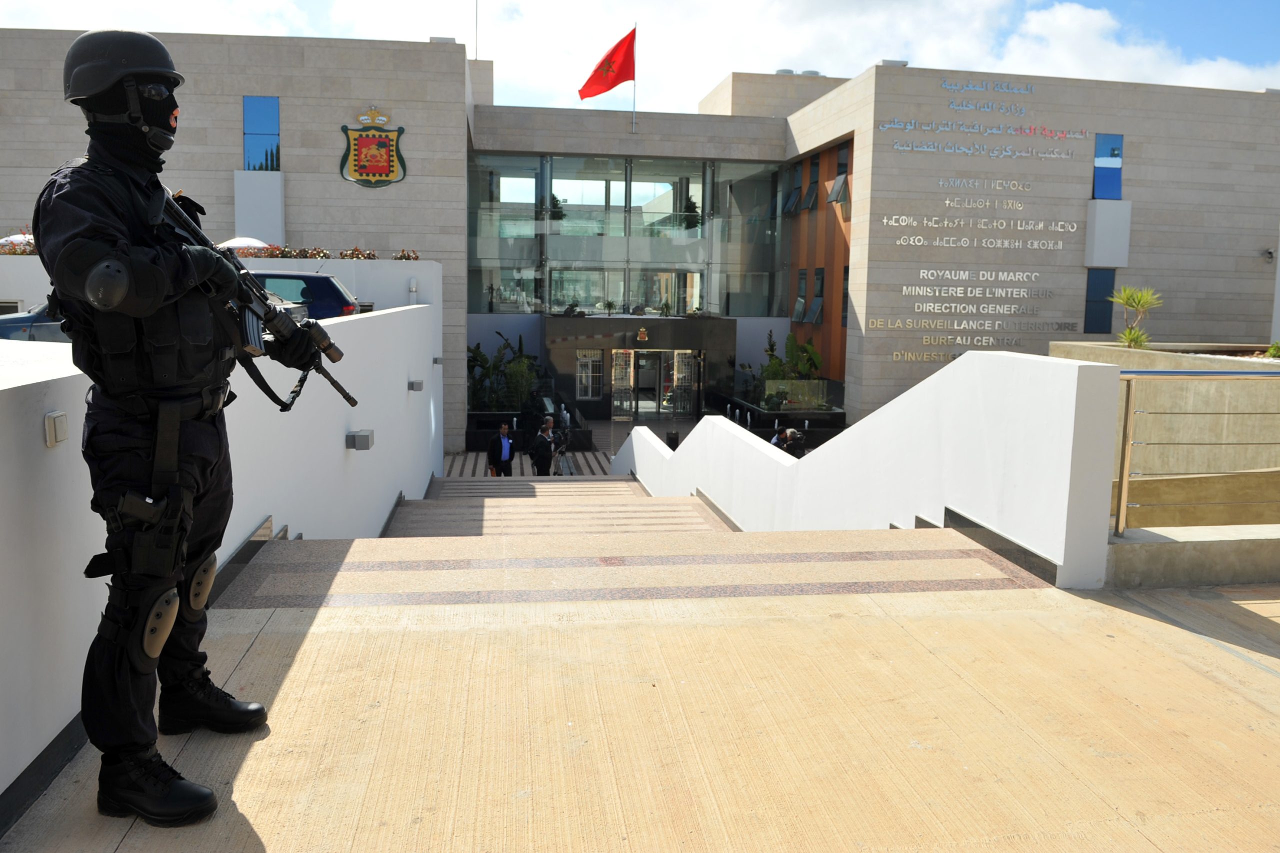 Marrakech : interpellation d’un partisan de "Daech" soupçonné de préparer des projets terroristes de grande envergure 1 Operator BCIJ stands guard in the headquarters in the city Sale scaled