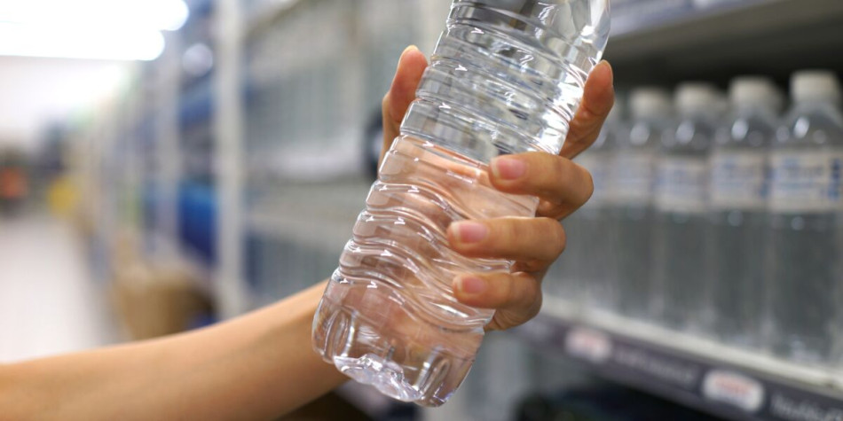 L'eau en bouteille contient des centaines de milliers de particules de plastique par litre 1 eaux minerales une etude alerte sur la presence de plastique dans les bouteilles 1704788894