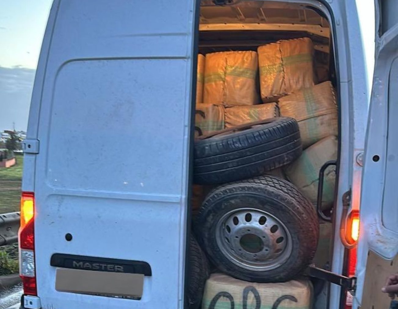 Casablanca : Mise en échec d'une grande opération de trafic de drogue et saisie de 10 tonnes et 300 kilogrammes de chira 1 vis 0327202416014541