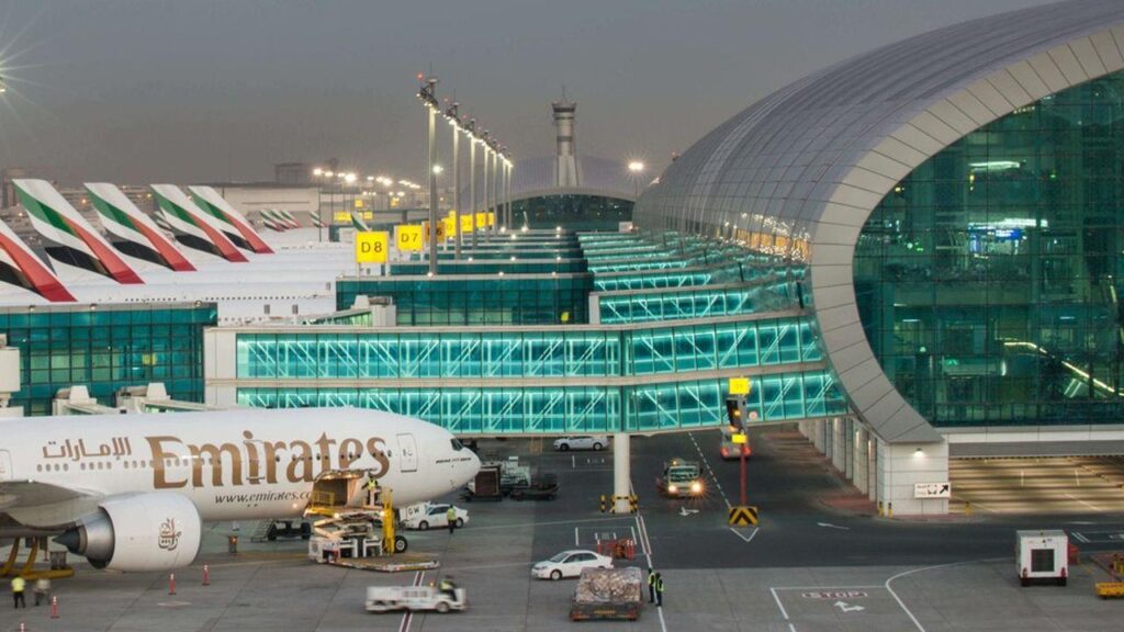 Le trafic aérien se rétablit progressivement à l’aéroport inondé de Dubaï vis 0418202418191172