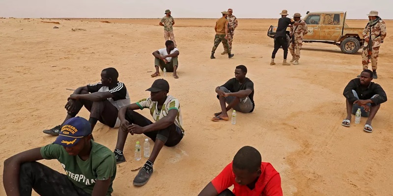 Migrants abandonnées en plein désert : Une enquête accuse l'UE 1 migrants dans le desert afp