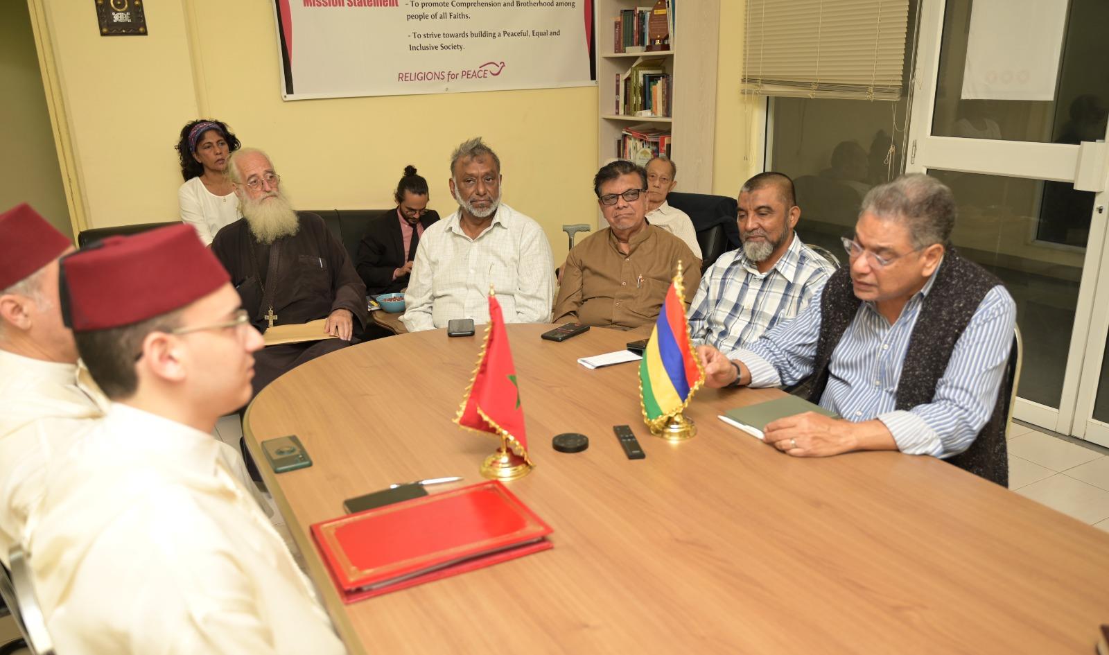 Une délégation de la Fondation Mohammed VI des Ouléma africains s'entretient à Port-Louis avec plusieurs personnalités 1 vis 0508202418201013