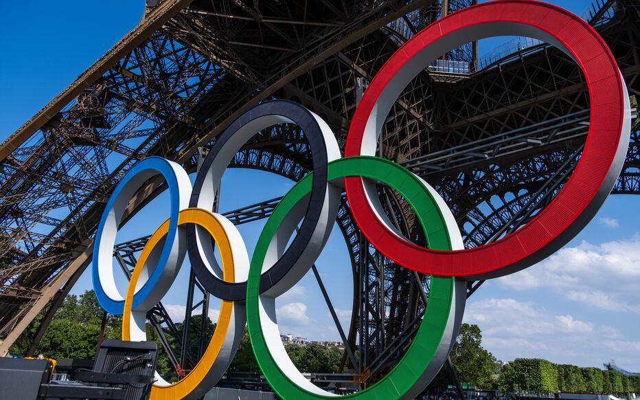 Les anneaux olympiques accrochés à la Tour Eiffel 1 vis 0607202410283311