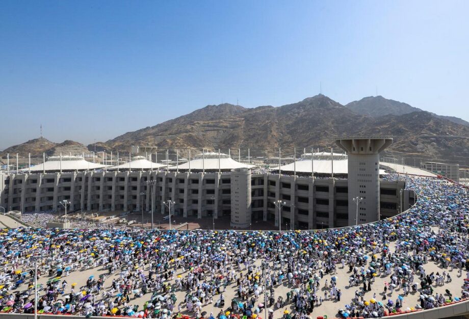 Hajj 1445 : les pèlerins lapident les "trois Jamarat" au premier jour de Tachriq 1 vis 0617202409012347