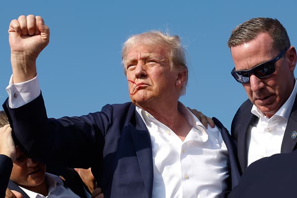 Première réaction de Trump après la tentative d'assassinat dont il a été victime 1 Donald Trump levant le poing en etant evacue d un meeting de campagne apres avoir ete vise par des tirs le 13 juillet 2024 1903121