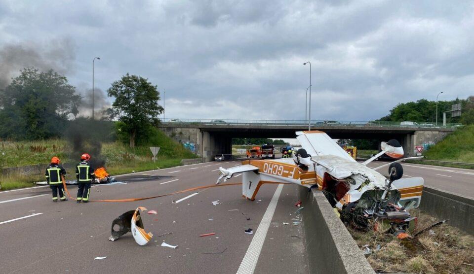 Trois morts dans le crash d'un avion de tourisme sur une autoroute en France 1 vis 0630202423382371