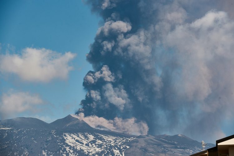 Italie: fermeture de l’aéroport de Catane suite à une éruption de l’Etna 1 volcan e1721735536371