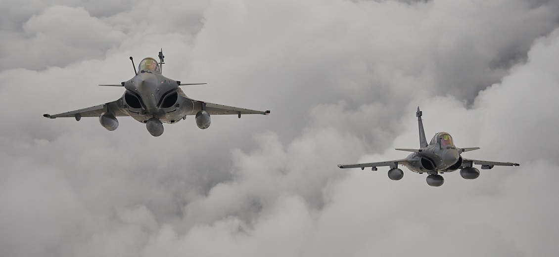 Armée française : entrée en collision deux avions de chasse 1 AFP 20240704 362R7YC v1 HighRes FranceArmyParadeBastilleDayRehearsal