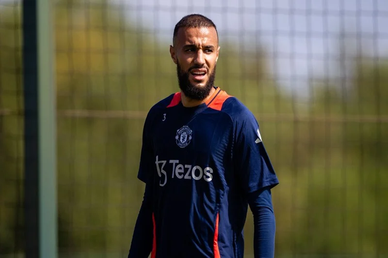 Noussair Mazraoui effectue son premier entraînement avec Manchester United 1 mazr united