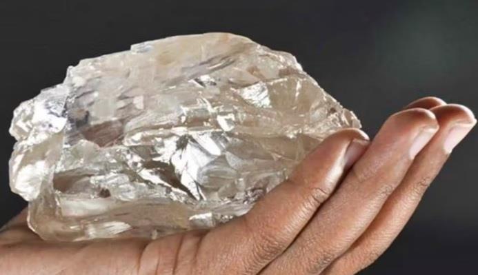 Découverte au Botswana d'un diamant de 2500 carats 1 vis 0822202410461453