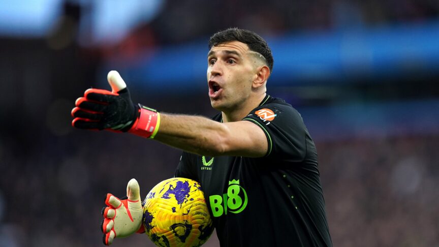 "Emiliano Martinez suspendu pour 2 matchs par la FIFA en raison de son 'comportement offensant'." 1 vis 0928202418072668