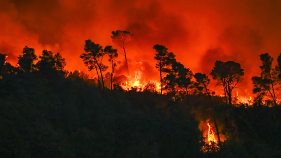 Feux de forêts : six départements du Sud en alerte rouge face à un risque "très élevé" 1 8130 francois bayrou a qualifie
