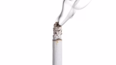 cigarette allumee fond blanc 1232 877