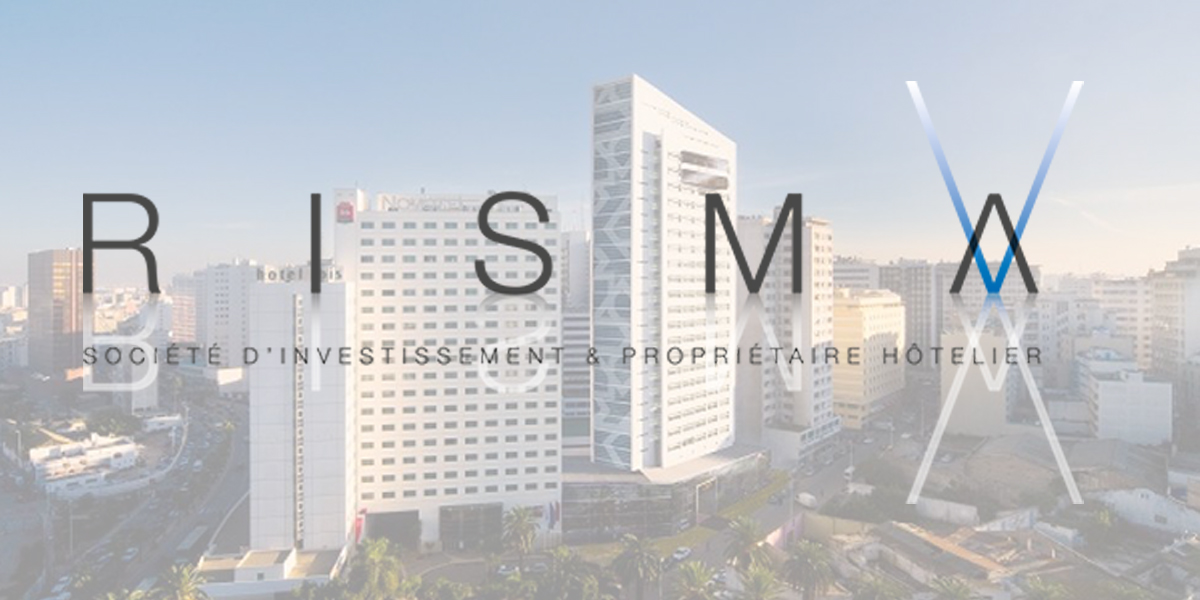Risma : logo de la société d’investissement hôtelier sur fond d’hôtels modernes en milieu urbain au Maroc.