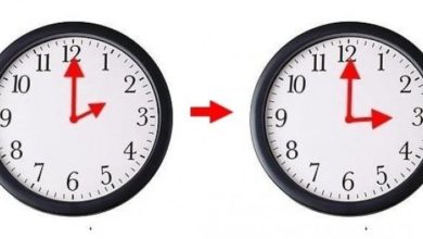 Horloge indiquant le passage à l’heure GMT+1 au Maroc avec une flèche symbolisant le changement d’heure