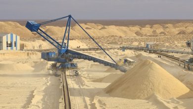 Carrière et site minier au Maroc avec une grue mécanique en pleine extraction de sable