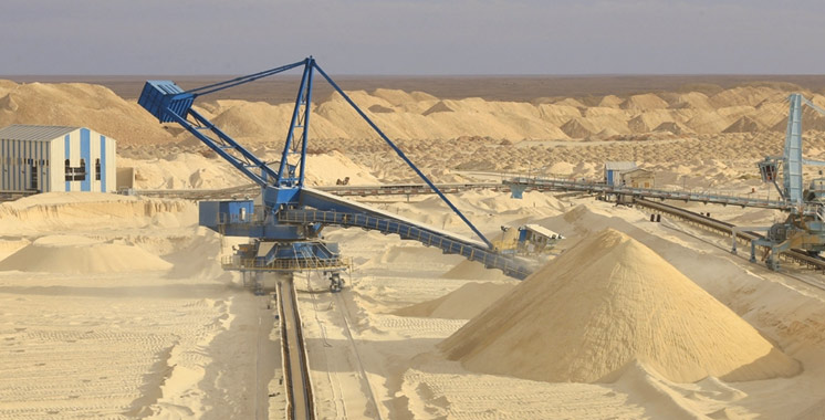 Carrière et site minier au Maroc avec une grue mécanique en pleine extraction de sable