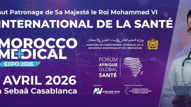 Affiche promotionnelle du Salon International de la Santé – Morocco Medical Expo 2026, organisé sous le Haut Patronage de Sa Majesté le Roi Mohammed VI. L’événement se tient du 16 au 19 avril 2026 à l’ICEC – Aïn Sebaâ, Casablanca. Le visuel présente un design moderne en tons violets et bleus, avec un logo médical stylisé et la mention du Forum Afrique Global Santé. À droite, un médecin portant un masque et une blouse consulte une tablette numérique affichant des données médicales futuristes, symbolisant l’innovation en santé. Des logos institutionnels et partenaires apparaissent en bas de l’affiche.