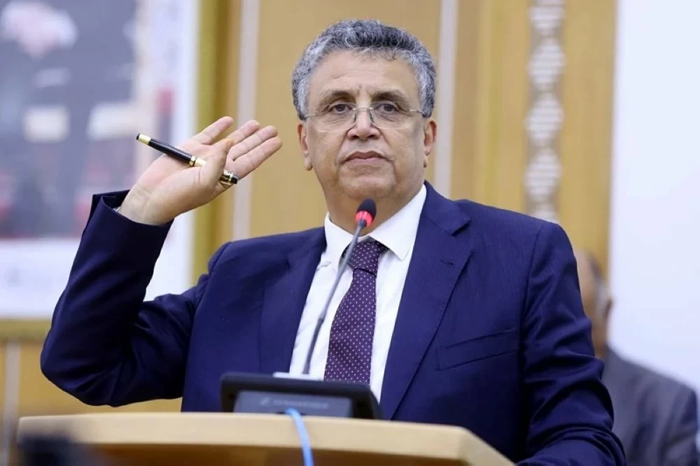 Abdellatif Ouahbi s’exprimant au Parlement, levant la main tout en tenant un stylo, lors d’une intervention officielle.