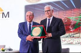 Deux responsables posent lors d’une cérémonie officielle en tenant un trophée encadré, symbolisant la distinction attribuée à SGTM par le ministère de l’Équipement et de l’Eau pour sa contribution à un projet d’infrastructure majeur au Maroc.