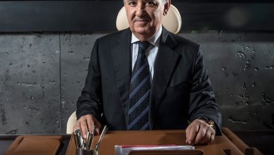 Le milliardaire marocain Anas Sefrioui poursuit un repositionnement majeur de ses investissements industriels en cédant sa dernière cimenterie située en France. Cette opération marque la fin de son exposition directe au marché européen du ciment et confirme un recentrage stratégique vers le continent africain, où son groupe Ciments de l'Afrique (CIMAF) connaît une expansion rapide et continue. Selon des sources spécialisées du secteur, cette usine constituait le dernier actif industriel européen de Sefrioui dans le ciment. Cette décision s’inscrit dans une logique d’arbitrage économique visant à privilégier des marchés à forte croissance, notamment en Afrique subsaharienne, où les besoins en infrastructures restent structurellement élevés. Une industrie européenne sous fortes contraintes économiques et environnementales Le désengagement intervient dans un contexte particulièrement difficile pour l’industrie cimentière européenne. Selon l’Agence internationale de l’énergie (AIE), la production de ciment représente environ 7 % à 8 % des émissions mondiales de CO₂, ce qui en fait l’un des secteurs industriels les plus exposés aux politiques climatiques. Dans l’Union européenne, les entreprises du secteur font face à un double choc : la hausse des coûts énergétiques et le durcissement des réglementations environnementales. Depuis 2022, les prix de l’énergie ont connu des pics dépassant parfois +50 % par rapport aux niveaux pré-crise, impactant fortement les coûts de production. Par ailleurs, la Commission européenne a renforcé ses exigences de réduction des émissions dans le cadre du Green Deal, imposant des investissements lourds dans la décarbonation des sites industriels, estimés dans certains cas à plusieurs dizaines de millions d’euros par usine pour moderniser les installations. En parallèle, le marché européen du bâtiment a ralenti, avec une baisse estimée entre -8 % et -12 % des permis de construire dans plusieurs pays au cours des cycles récents, entraînant une contraction de la demande en ciment et une pression supplémentaire sur les marges des producteurs. CIMAF : une expansion africaine dans plus de 12 pays À l’inverse, Ciments de l'Afrique (CIMAF) poursuit une dynamique de croissance soutenue sur le continent africain depuis sa création en 2011 par Anas Sefrioui. Le groupe est aujourd’hui implanté dans plus de 12 pays africains, notamment la Côte d’Ivoire, le Cameroun, la Guinée, le Gabon, le Burkina Faso, le Tchad, le Congo et le Mali. Cette stratégie repose sur une logique d’implantation locale visant à produire au plus près des marchés de consommation afin de réduire les coûts logistiques et de capter la croissance des infrastructures. Une demande africaine portée par des fondamentaux démographiques solides L’Afrique constitue aujourd’hui l’un des marchés les plus dynamiques au monde pour les matériaux de construction. Selon la Banque africaine de développement (BAD), le continent nécessite entre 130 et 170 milliards de dollars d’investissements annuels en infrastructures pour combler son déficit structurel. Les perspectives de demande en ciment sont particulièrement élevées : les estimations sectorielles tablent sur une consommation pouvant atteindre 250 à 300 millions de tonnes par an d’ici 2030, soutenue par l’urbanisation rapide et la croissance démographique. Les projections des Nations unies indiquent par ailleurs que la population africaine pourrait dépasser 2,5 milliards d’habitants à l’horizon 2050, ce qui entraînera une demande massive en logements, routes, équipements publics et infrastructures urbaines. De l’immobilier à l’industrie : une intégration verticale maîtrisée Le parcours de Anas Sefrioui s’appuie initialement sur le succès du Groupe Addoha, leader marocain de la promotion immobilière, notamment dans le logement social. Cette expérience a permis la mise en place d’une stratégie d’intégration verticale, reliant la production de matériaux de construction à la réalisation de projets immobiliers. Ce modèle industriel permet une meilleure maîtrise des coûts et des chaînes d’approvisionnement, tout en sécurisant les débouchés du ciment dans les marchés immobiliers et d’infrastructures. Une fortune estimée à plus d’un milliard de dollars Selon les estimations du magazine Forbes, la fortune de Anas Sefrioui est évaluée à environ 1,3 milliard de dollars en 2026. Cette richesse reflète la solidité de son empire industriel, malgré les cycles difficiles du secteur immobilier marocain marqué par la hausse des taux d’intérêt et le ralentissement de la demande. Une stratégie tournée vers la croissance africaine La vente de l’actif français illustre ainsi un choix stratégique clair : réduire l’exposition à un marché européen mature, coûteux et fortement régulé, pour se concentrer sur l’Afrique, où la croissance démographique, l’urbanisation et les besoins en infrastructures continuent de soutenir une demande structurelle forte en ciment.