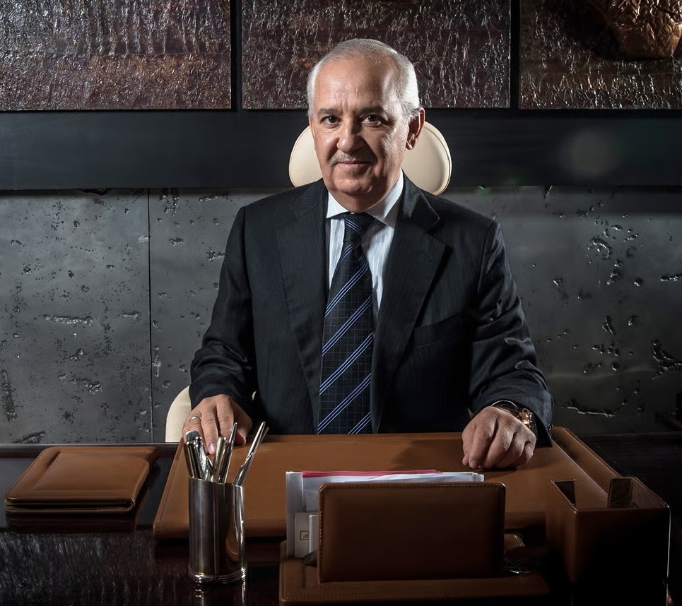 Le milliardaire marocain Anas Sefrioui poursuit un repositionnement majeur de ses investissements industriels en cédant sa dernière cimenterie située en France. Cette opération marque la fin de son exposition directe au marché européen du ciment et confirme un recentrage stratégique vers le continent africain, où son groupe Ciments de l'Afrique (CIMAF) connaît une expansion rapide et continue. Selon des sources spécialisées du secteur, cette usine constituait le dernier actif industriel européen de Sefrioui dans le ciment. Cette décision s’inscrit dans une logique d’arbitrage économique visant à privilégier des marchés à forte croissance, notamment en Afrique subsaharienne, où les besoins en infrastructures restent structurellement élevés. Une industrie européenne sous fortes contraintes économiques et environnementales Le désengagement intervient dans un contexte particulièrement difficile pour l’industrie cimentière européenne. Selon l’Agence internationale de l’énergie (AIE), la production de ciment représente environ 7 % à 8 % des émissions mondiales de CO₂, ce qui en fait l’un des secteurs industriels les plus exposés aux politiques climatiques. Dans l’Union européenne, les entreprises du secteur font face à un double choc : la hausse des coûts énergétiques et le durcissement des réglementations environnementales. Depuis 2022, les prix de l’énergie ont connu des pics dépassant parfois +50 % par rapport aux niveaux pré-crise, impactant fortement les coûts de production. Par ailleurs, la Commission européenne a renforcé ses exigences de réduction des émissions dans le cadre du Green Deal, imposant des investissements lourds dans la décarbonation des sites industriels, estimés dans certains cas à plusieurs dizaines de millions d’euros par usine pour moderniser les installations. En parallèle, le marché européen du bâtiment a ralenti, avec une baisse estimée entre -8 % et -12 % des permis de construire dans plusieurs pays au cours des cycles récents, entraînant une contraction de la demande en ciment et une pression supplémentaire sur les marges des producteurs. CIMAF : une expansion africaine dans plus de 12 pays À l’inverse, Ciments de l'Afrique (CIMAF) poursuit une dynamique de croissance soutenue sur le continent africain depuis sa création en 2011 par Anas Sefrioui. Le groupe est aujourd’hui implanté dans plus de 12 pays africains, notamment la Côte d’Ivoire, le Cameroun, la Guinée, le Gabon, le Burkina Faso, le Tchad, le Congo et le Mali. Cette stratégie repose sur une logique d’implantation locale visant à produire au plus près des marchés de consommation afin de réduire les coûts logistiques et de capter la croissance des infrastructures. Une demande africaine portée par des fondamentaux démographiques solides L’Afrique constitue aujourd’hui l’un des marchés les plus dynamiques au monde pour les matériaux de construction. Selon la Banque africaine de développement (BAD), le continent nécessite entre 130 et 170 milliards de dollars d’investissements annuels en infrastructures pour combler son déficit structurel. Les perspectives de demande en ciment sont particulièrement élevées : les estimations sectorielles tablent sur une consommation pouvant atteindre 250 à 300 millions de tonnes par an d’ici 2030, soutenue par l’urbanisation rapide et la croissance démographique. Les projections des Nations unies indiquent par ailleurs que la population africaine pourrait dépasser 2,5 milliards d’habitants à l’horizon 2050, ce qui entraînera une demande massive en logements, routes, équipements publics et infrastructures urbaines. De l’immobilier à l’industrie : une intégration verticale maîtrisée Le parcours de Anas Sefrioui s’appuie initialement sur le succès du Groupe Addoha, leader marocain de la promotion immobilière, notamment dans le logement social. Cette expérience a permis la mise en place d’une stratégie d’intégration verticale, reliant la production de matériaux de construction à la réalisation de projets immobiliers. Ce modèle industriel permet une meilleure maîtrise des coûts et des chaînes d’approvisionnement, tout en sécurisant les débouchés du ciment dans les marchés immobiliers et d’infrastructures. Une fortune estimée à plus d’un milliard de dollars Selon les estimations du magazine Forbes, la fortune de Anas Sefrioui est évaluée à environ 1,3 milliard de dollars en 2026. Cette richesse reflète la solidité de son empire industriel, malgré les cycles difficiles du secteur immobilier marocain marqué par la hausse des taux d’intérêt et le ralentissement de la demande. Une stratégie tournée vers la croissance africaine La vente de l’actif français illustre ainsi un choix stratégique clair : réduire l’exposition à un marché européen mature, coûteux et fortement régulé, pour se concentrer sur l’Afrique, où la croissance démographique, l’urbanisation et les besoins en infrastructures continuent de soutenir une demande structurelle forte en ciment.