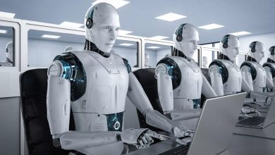 Illustration de robots humanoïdes équipés d’ordinateurs travaillant dans un open space moderne, symbolisant l’impact de l’intelligence artificielle sur les métiers et le marché du travail.