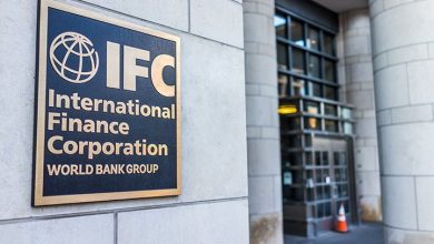 Façade d’un bâtiment affichant le logo de l’International Finance Corporation (IFC), membre du Groupe de la Banque mondiale, à l’entrée d’un siège institutionnel moderne.