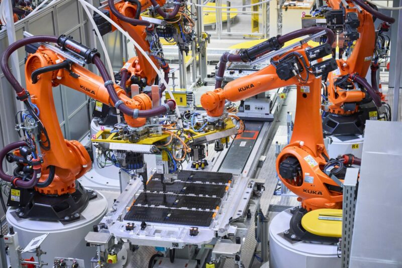 Robot de fabrication de batterie pour voiture electrique scaled 1 e1747845456416