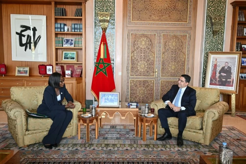 Sahara marocain : Bangui réaffirme son soutien à la souveraineté du Maroc 1 Photo d’une rencontre officielle entre le ministre marocain des Affaires étrangères, Nasser Bourita, et son homologue centrafricaine Sylvie Baïpo-Temon à Rabat, dans un salon décoré aux couleurs du Royaume du Maroc, en présence du drapeau national et d’un portrait du Roi Mohammed VI.