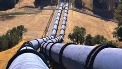Vue aérienne d’un gazoduc traversant une zone rurale et agricole, illustrant un projet d’infrastructure énergétique de grande envergure.