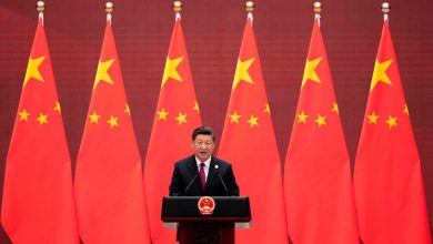 La Chine s’impose au centre de la diplomatie mondiale face aux tensions internationales 3 xi jinping fait un siscours devant des drapeaux chinois