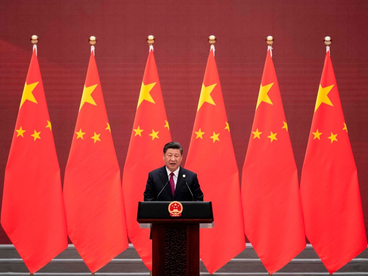 xi jinping fait un siscours devant des drapeaux chinois