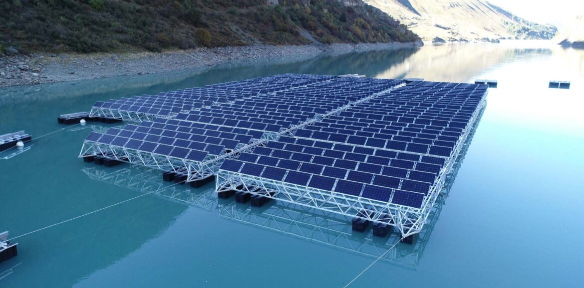 UN PARC SOLAIRE FLOTTANT 1170x578 1