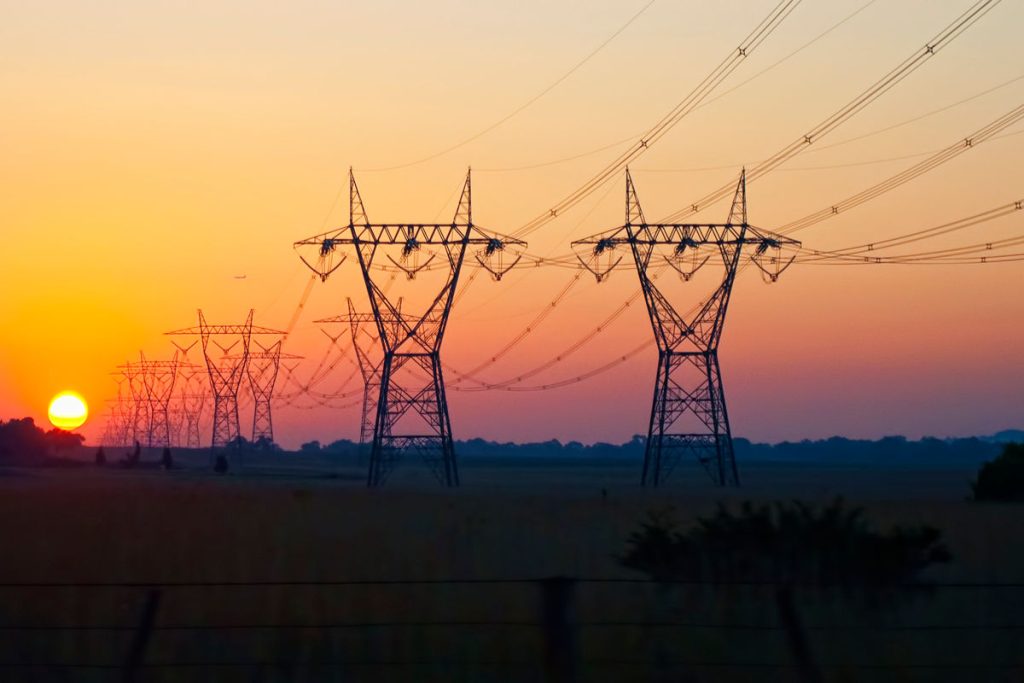 Les vagues de chaleur propulsent la demande d’électricité à des niveaux records au Maroc lignes electriques